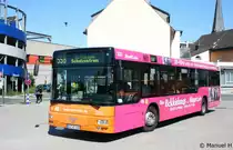 Ver 305 (EN VE 138) mit Werbung f�r das Bekleidungs Magazin.
Aufgenommen am ZOB Hattingen, 6.9.2010.