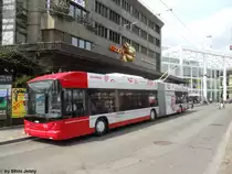 Frohe Ostern w�nsch ich euch mit diesem Bild, wo am 14.4.2011 der goldene Lindt-Hase �ber den Winterthurer Hauptbahnhof mit dem Swisstrolley Nr. 109 wacht.