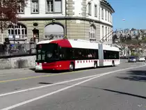 tpf - Hess-Swisstrolleybus Nr.529 unterwegs in der Stadt Fribourg am 09.04.2011
