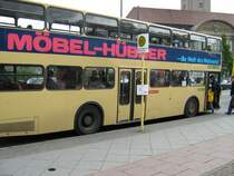 Hist. Bus mit Werbung f�r M�bel-H�bner an der Haltestelle Bahnhof Spandau, Mai 2007