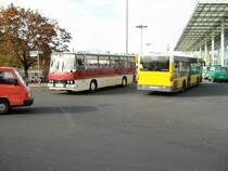IKARUS-Reisebus und BVG-Linienbus am Ostbahnhof in berlin, September 2007