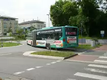 Ein VGF Mercedes Benz Citaro G fährt in den Kreisel am Bad Vilbeler Heilsberg am 28.04.11