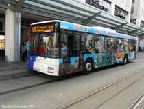 Auf diesem Foto ist ein MAN Bus zu sehen, der frher mal der Firma Baron Reisen gehrte. Das Fahrzeug fhrt jetzt fr Saarbahn und Bus und trgt Werbung fr das Erlebnis Bad Calypso, und einen im Saarland bekannten privaten Radio Sender. Das Foto habe ich am 28.04.2011 in Saarbrcken gemacht.