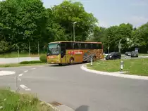 Ein goldener MAN Reisebus am 28.04.11 in Bad Vilbel 