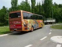 Ein MAN Reise Bus in Gold einer Fahrschule am 28.04.11 in Bad Vilbel