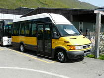 Ein Iveco Kleinbus abgestellt bei Rattin Bus in Biel am 10.04.2011