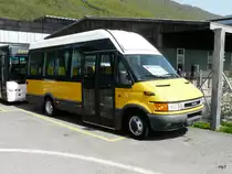 Ein Iveco Kleinbus abgestellt bei Rattin Bus in Biel am 10.04.2011