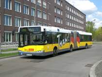 Solaris Urbino auf der Linie M49 nach Staaken Reimerweg an der Haltestelle Hertzallee.