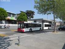 Travys VD 1321 (MAN A23) am 26.4.2011 beim Bhf. Yverdon-les-Bains. Speziell an den MAN-Gelenkern aus dem Jahre 2001 ist die Klimaanlage, wo nur der Nachl�ufer ein Aggregat aufweist.