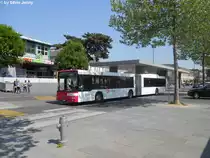 Travys VD 1321 (MAN A23) am 26.4.2011 beim Bhf. Yverdon-les-Bains. Speziell an den MAN-Gelenkern aus dem Jahre 2001 ist die Klimaanlage, wo nur der Nachl�ufer ein Aggregat aufweist.