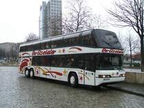 Neoplan Skyliner N122L ,mit 3 Achsen,wobei die hinterste eine Lenkachse ist,  Der Elsetaler  in Dortmund Bbf/Hbf.
Dank an den Busfahrer f�r das nette Gespr�ch.(06.12.2007)