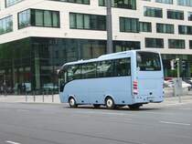 Ein Isuzu Reis Bus am 30.04.11 in Frankfurt am Main 