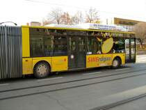 Neoplan-Erdgasbus wartet auf seinen Linieneinsatz nach Mittelhausen, Erfurt-Rieth am 6. 12. 2007