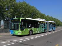 Zuerst wird der neue Hybrid Bus auf der Linie 36 getestet. Hier sehen wir ihn an der Haltestelle Sch�naustrasse in Basel. Die Aufnahme stammt vom 02.05.2011.