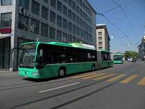 Mercedes Citaro mit der Betriebsnummer 725 auf der Linie 34 im Blumenrain in Basel. Die Aufnahme stammt vom 02.05.2011.