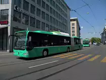 Mercedes Citaro mit der Betriebsnummer 725 auf der Linie 34 im Blumenrain in Basel. Die Aufnahme stammt vom 02.05.2011.