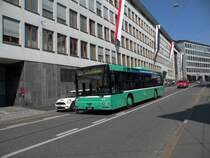 MAN Bus mit der Betriebsnummer 823 auf der Linie 33 in der Spiegelgasse in Basel. Die Aufnahme stammt vom 02.05.2011.
