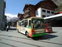 OBZ Zermatt - Nr. 4/VS 143'405 - Vetter Elektrobus am 22. April 2011 beim Bahnhof Zermatt
