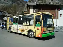 OBZ Zermatt - Nr. 3/VS 143'406 - Vetter Elektrobus am 22. April 2011 in Zermatt, Br�cke zum Steg