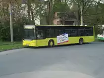 Ein Neoplan vom Reisedienst Kaiser wartet am 29.04.2011 in Chemnitz-Sch�nau auf seinen Einsatz auf der Eilbuslinie 152 Chemnitz-Zwickau