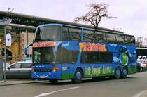Setra S328 DT, aufgenommen im April 2002 am Bahnhof Zoo in Berlin.