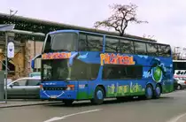 Setra S328 DT, aufgenommen im April 2002 am Bahnhof Zoo in Berlin.