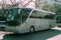 Setra S415 HD, aufgenommen im April 2002 am Bahnhof Zoo in Berlin.