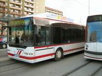 Erdgasbus-Neoplan neben Combino-Strassenbahn an der Haltestelle Rieth, EVAG (Erfurter Verkehrs AG) am 6.12.2007