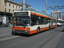 MB 405 GN Nr. 222 auf der Linie 1 bei der Haltestelle Gare Cornavin, 05.05.2011.