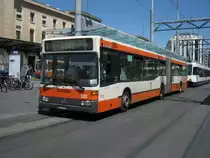MB 405 GN Nr. 222 auf der Linie 1 bei der Haltestelle Gare Cornavin, 05.05.2011.