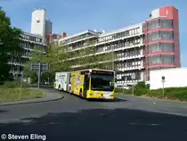 VWS Citaro 1014 mit Werbung auf Talfahrt vom Haarder-Berg in Siegen-Weidenau. Im Hintergrund eines der Universit�tsgeb�ude.