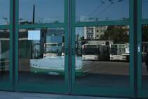 Anl�sslich des Eberswalder Veteranentreffens auf dem Betriebshof der BBG-Eberswalde konnte Solaris 053 in der Abstellhalle fotografiert werden. Im Hintergrund pr�sentieren sich die 5 bereits abgestellten MAN NGE 152 am 07.05.2011. 