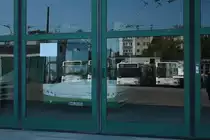 Anl�sslich des Eberswalder Veteranentreffens auf dem Betriebshof der BBG-Eberswalde konnte Solaris 053 in der Abstellhalle fotografiert werden. Im Hintergrund pr�sentieren sich die 5 bereits abgestellten MAN NGE 152 am 07.05.2011. 