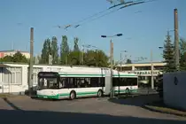 Solaris Trollino 18AC, Obus 054 der BBG-Eberswalde f�hrt auf der baustellenbedingt neu eingerichteten O-Bus-Trasse durch Nordend am 07.05.2011. 


