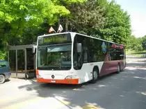 MB Citaro Nr. 77 bei der Haltestelle Spital, 08.05.2011. Die Busse sind wegen des slowUp Solothurn/Bucheggberg mit F�hnchen geschm�ckt. Da die slowUp Strecke auf der Buslinie verlief, wurde auf den Linien 2 und 3 zwischen 9.00-18.00 Uhr der Betrieb zwischen Spital und Zielebach/Lohn Bahnhof eingestellt. Die Linie 3 fiel auf diesem Abschnitt ersatzlos aus (einzige Alternative ist der Zug der RBS Linie RE nach Bern), die Linie 2 wurde zwischen Biberist und Zielebach durch die ge�nderte Linienf�hrung der Linie 6 ersetzt.