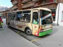 OBZ Zermatt - Nr. 5  VS 133504  Vetter Elektrobus bei der Bushaltestelle vor dem Bahnhof in Zermatt am 24.04.2011

