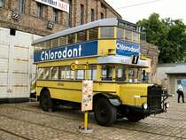 Hist. Doppeldeckerbus mit Chlorodont-Reklame in Nidersch�nhausen, Mai 2007