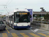 TPG - Hess-Swisstrolleybus BGGT-N2C Nr.786 unterwegs auf der Linie 10 bei der zufahrt zu der Haltestelle vor dem Flughafen in Genf am 07.05.2011