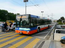 TPG - MAN Nr.483  GE 960098 unterwegs auf der Linie 28 bei der zufahrt zu der Haltestelle beim Flughafen in Genf am 07.05.2011
