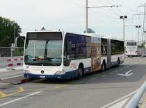 TPG - Mercedes Citaro Nr.181 GE 960565 unterwegs auf der Linie 23 bei der Haltestelle auf der Zubringerstrasse zum Flughafen in Genf am 07.05.2011

