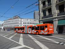 Immer noch fahren auf der Linie 50 zwei MAN Busse mit der Vollwerbung f�r die Billig Fluggesellschaft Easy Yet. Hier sehen wir den MAN Bus 785 mit silberigen Felgen auf der ersten Achse bei der Markthalle in Basel. Die Aufnahme stammt vom 21.05.2011.