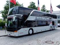 SETRA S431DT von Autobus-Oberbayern erwartet bei der Haltestelle Messestadt-Ost in M�nchen Fahrg�ste;110513
