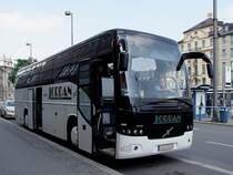 VOLVO aus Polen erwartet am Stachus in M�nchen seine Reisegruppe;110513