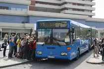 Mercedes 0 405, stand am 22.05.2011 am ZOB in Hildesheim, um gleich sich Schulkindern zuf�llen.