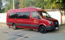 Ein VW Crafter wartet am 20.05.2011 in Chemnitz auf seinen Einsatz als Schulbus. Bei manchen Kindern ist das Schulbuszeichen als Gefahrgutsymbol zu betrachten.