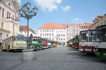 Busparade der Fahrzeuge beim 2. Ikarus Treffen in L�bau am 28.05.2011 auf dem Marktplatz. Auf der linken Seite fanden ein IK 311 und ein IK 55 kein Platz mehr im Ausschnitt.
