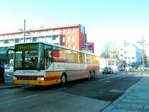 SETRA-Postbus passiert die Haltestelle  MarktplatzCenter  in RIED i.I.; 071219
