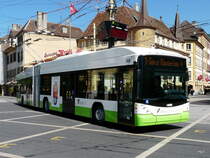 TN Neuchtel - Hess-Swisstrolley BGT-N2C Nr.144 unterwegs in der Stadt Neuchtel am 18.05.2011