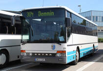 Linie 304 Rostock-Demmin abgestellt in Hhe Busbahnhof Rostock Hbf/Sd.(03.06.2011)