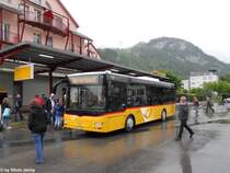 Postauto/PU AVG Nr. 75 (MAN Lion's Midi A66) am 14.5.2011 beim Bhf. Meiringen als Bahnersatz, da die Brnig-Strecke Sarnen - Meiringen wegen einer defekten Lok gesperrt war.